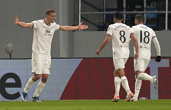 Fotbalisté West Hamu slaví gól Tomá�e Sou�ka (vlevo) na h�i�ti srbského celku...