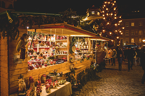 Prodej vánoních dekorací na Václavském trhu