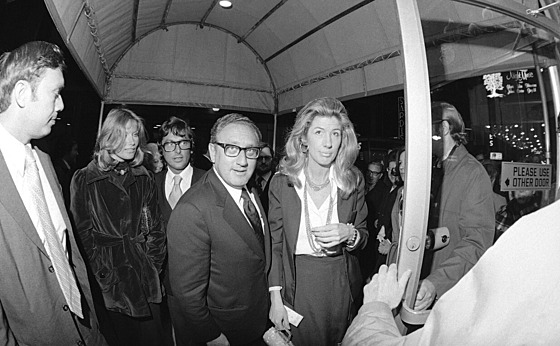 Bývalý americký ministr zahraničí Henry Kissinger se svou přítelkyní, později i...