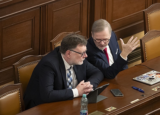 Premiér Petr Fiala a ministr financí Zbyn�k Stanjura na mimo�ádné sch�zi k...
