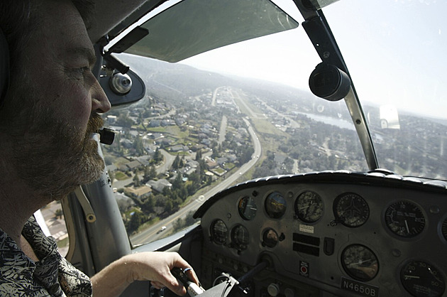 Piloti postavili vlastní čtvrť. V garáži mají letadlo, za barákem letiště