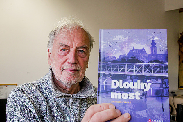 Sousedce vytkla dirndl, a tak skončila v koncentráku, píše o své babičce