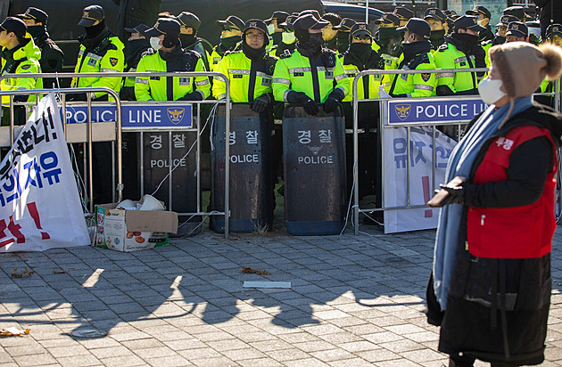 Drsně uráželi prezidentovu manželku. Jižní Koreou otřásá boj o psí maso