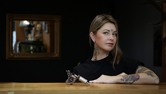 Tetování je jako droga. Chodí ke mně i babičky, říká liberecká tatérka