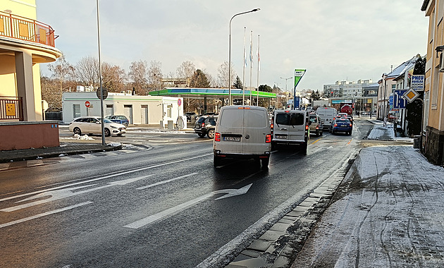 Brod zahltily kilometrové kolony. Důvodem je příprava křižovatek na obchvat