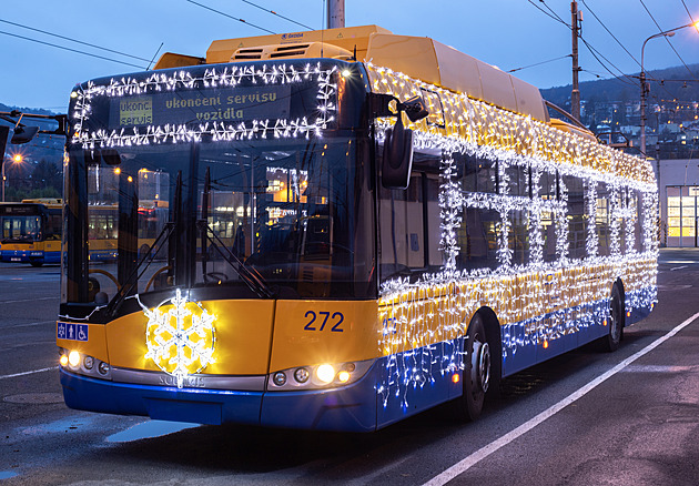 Zlínem a Otrokovicemi jezdí vánoční trolejbus, zdobí ho světelné řetězy
