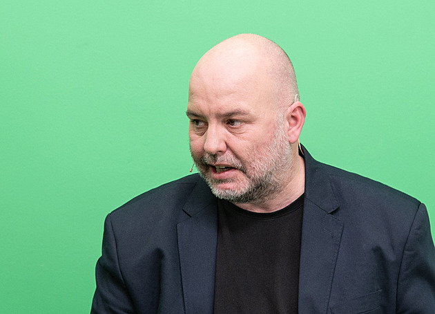 Buďto vláda všechny vodila za nos, nebo peníze nebudou jinde, říká politolog