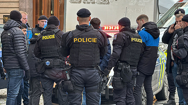 Praská policie na Senováném a Staromstském námstí zadrela tyi fanouky...