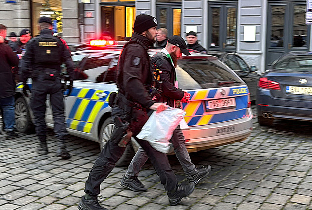Policie zadržela čtyři fanoušky Betisu, v Praze napadli sparťany kvůli čepici