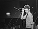 Irský hudebník Shane MacGowan na dobovém záběru použitém v biografickém snímku...