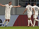 Fotbalisté West Hamu slaví gól Tomáe Souka (vlevo) na hiti srbského celku...