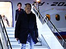 Ruský ministr zahranií Sergej Lavrov vystupuje z letadla po píletu na letit...