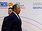 Ruský ministr zahranií Sergej Lavrov kráí ped ministrem zahranií Severní...