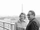 Americký ministr zahranií Henry Kissinger s lídryní britských konzervativc a...