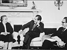 Americký ministr zahranií Henry Kissinger (vpravo), prezident USA Richard...