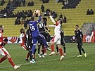 Branká eriffu Tiraspol Maksym Koval sbírá centr v utkání se Slavií.