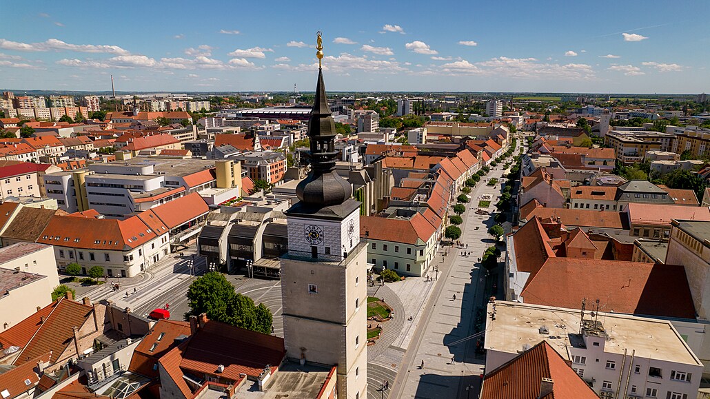 Panoramatický pohled na Trnavu. Uprost�ed je vid�t m�stská v�, na ní� se dá...