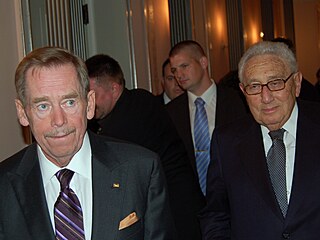 Americký exministr zahraničí Henry Kissinger s českým exprezidentem Václavem...