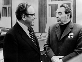 Americký ministr zahranií Henry Kissinger s vdcem SSSR Leonidem Brenvem...
