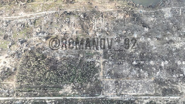 Pohled na rozstřílenou vesinci Krynky v Chersonské oblasti z bezpilotního letadla (28. listopadu 2023)  
