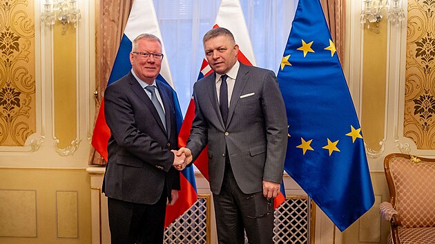 Robert Fico a ruský velvyslanec na Slovensku Igor Bratikov (30. listopadu 2023)