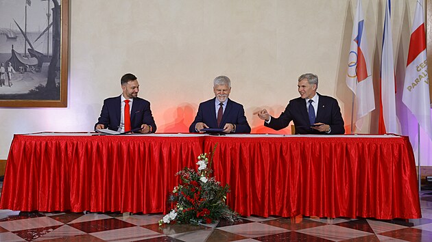 Podpis pihlky na XXXIII. letn olympijsk hry v Pai za asti prezidenta Petra Pavla.