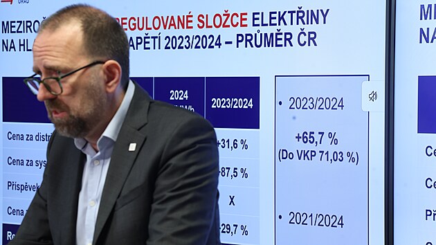 Pedseda Rady ER Stanislav Trvnek na tiskov konferenci k cenm energi na rok 2024. (30. listopadu 2023)