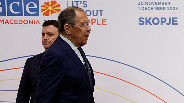 Rusk ministr zahrani Sergej Lavrov kr ped ministrem zahrani Severn Makedonie Bujarem Osmanim bhem setkn ministr zahrani Organizace pro bezpenost a spoluprci v Evrop (OBSE) ve Skopje v Severn Makedonii. (30. listopadu 2023)
