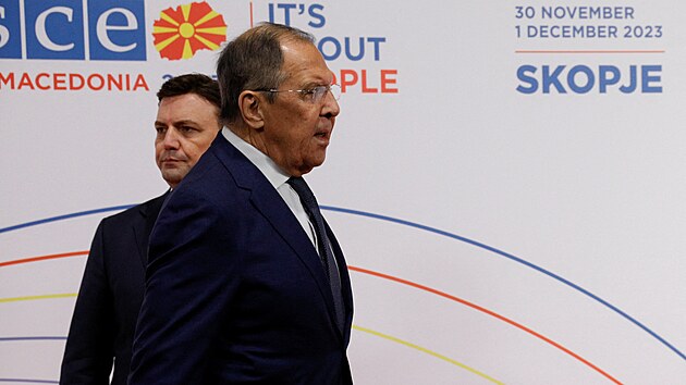 Rusk� ministr zahrani�� Sergej Lavrov kr��� p�ed ministrem zahrani�� Severn� Makedonie Bujarem Osmanim b�hem setk�n� ministr� zahrani�� Organizace pro bezpe�nost a spolupr�ci v Evrop� (OBSE) ve Skopje v Severn� Makedonii. (30. listopadu 2023)