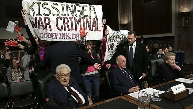 Americký exministr zahraničí Henry Kissinger (vlevo), exministr zahraničí George Schultz a exministryně zahraničí českého původu Madeleine Albrightová (29. ledna 2015)