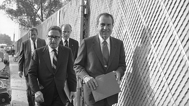 Prezident USA Richard Nixon se svm poradcem Henrym Kissingerem (15. ervence 1971)