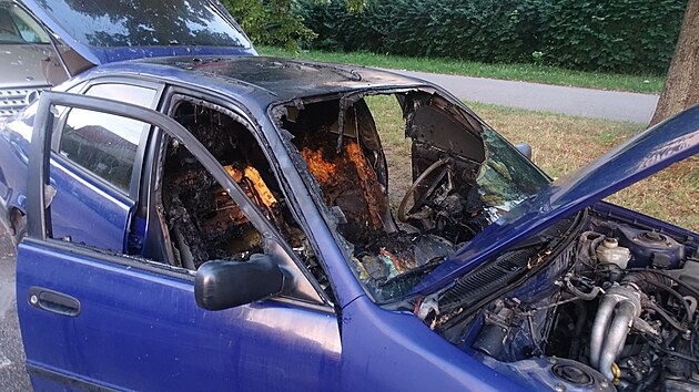 V Neplachov� ulici sho�ela 5. �ervence modr� toyota.