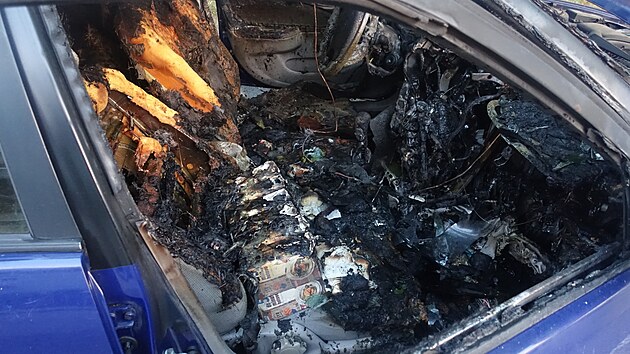 V Neplachov� ulici sho�ela 5. �ervence modr� toyota.