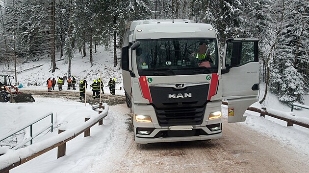 Hasiči vyprošťují kamion, který uvázl na silnici II/311 z Deštného v Orlických horách směrem na Šerlich. Hrozilo, že se smekne ze silnice. (27. 11. 2023)