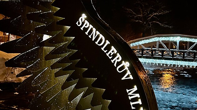 V noci z and�lsk�ch k��del v centru �pindlerova Ml�na vyza�uje sv�tlo.