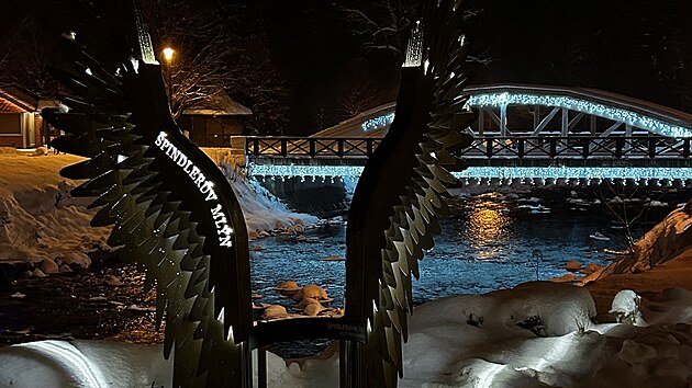 V noci z and�lsk�ch k��del v centru �pindlerova Ml�na vyza�uje sv�tlo. (listopad 2023)