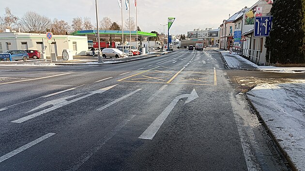 Řidiči v Havlíčkově Brodě si musejí zvykat na nové řazení před křižovatkami. Obchvat je přitom ještě zavřený. Hlavně v Humpolecké ulici před světelnou křižovatkou u hotelu Slunce to ve špičkách působí problémy, tvoří se i několikakilometrové kolony.