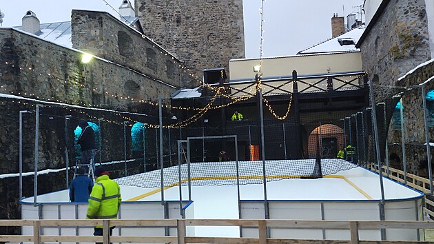 V atraktivn�m prostoru hradebn�ho park�nu u Br�ny Matky Bo�� v Jihlav� v tomto t�dnu vyrostlo zbrusu nov� kluzi�t� z um�l� hmoty. K dispozici bude z�jemc�m od ned�le 3. prosince a� do konce �nora. �Bude ur�eno hlavn� pro mal� d�ti,� uvedl mluv�� magistr�tu Radovan Dan�k.