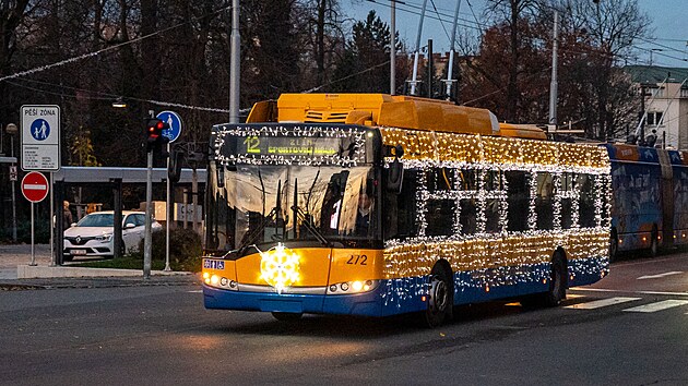 Zlínem a Otrokovicemi jezdí vánoční trolejbus, zdobí ho světelné řetězy. (listopad 2023)