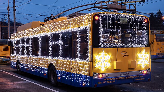 Zlínem a Otrokovicemi jezdí vánoční trolejbus, zdobí ho světelné řetězy. (listopad 2023)
