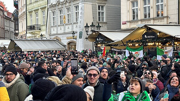 Prask policie na Senovnm nmst zadrela tyi fanouky panlskho fotbalovho klubu Betis Sevilla. (30. 11. 2023)