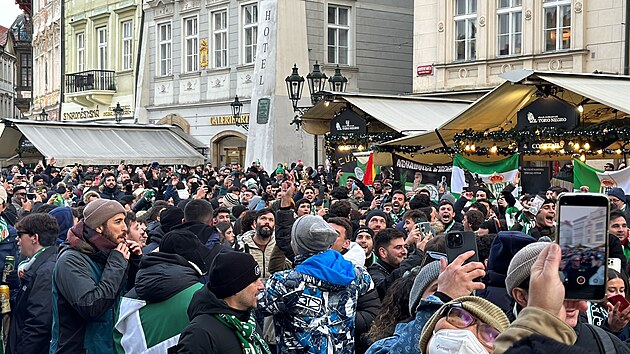 Prask policie na Senovnm nmst zadrela tyi fanouky panlskho fotbalovho klubu Betis Sevilla. (30. 11. 2023)