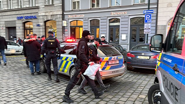 Pražská policie na Senovážném náměstí zadržela čtyři fanoušky španělského...