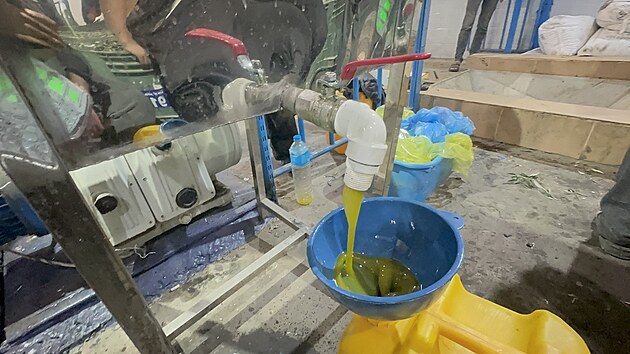 Pro adu palestinskch rodin je vroba olivovho oleje klovm zdrojem obivy. Fotografie z vroby v jedn z mstnch tovren.