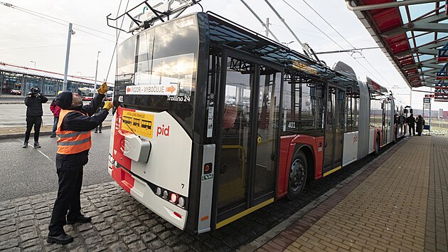 Zahjen zkuebnho provozu velkokapacitnho tlnkovho trolejbusu kodaSolaris bez cestujcch na trati mezi Palmovkou a akovicemi (30. 11. 2023)