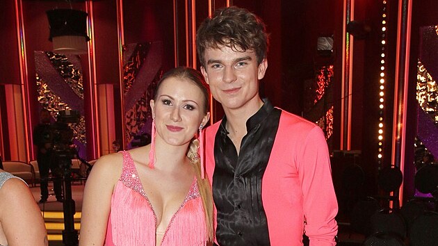 Tradi�n� elegantn� Kova��kov� se um�la �as od �asu odv�zat, jako dokazuj� kost�my Karla �Kovyho� Kov��e a jeho tane�n� partnerky Veroniky Li�kov�.