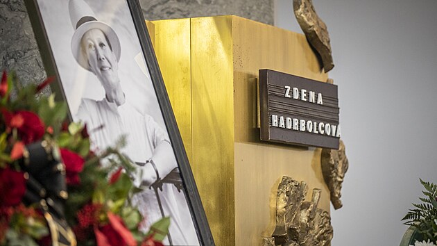 Rozloučení se zesnulou Zdenou Hadrbolcovou se konalo ve strašnické smuteční síni (30. listopadu 2023).