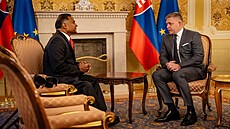Robert Fico a americký velvyslanec na Slovensku Gautam A. Rana (30. listopadu...