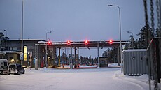 ervená svtla na hraniním pechodu Raja-Jooseppi v Inari na severu Finska...