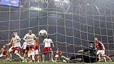 Brankář Manchesteru United André Onana se ohlíží za míčem v síti.